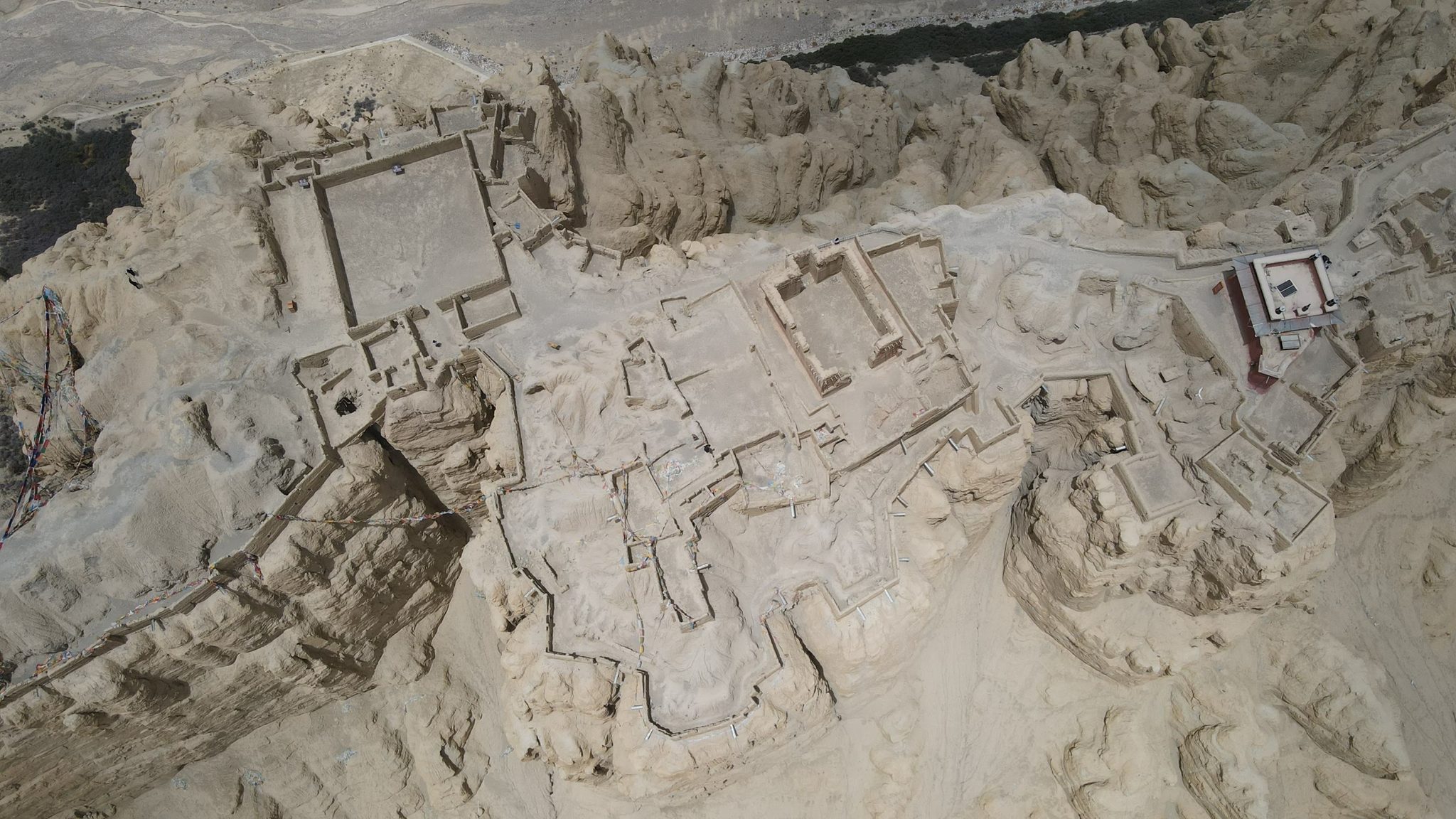实地考察照片：从空中俯瞰古格遗址的城墙、殿宇与土林地貌