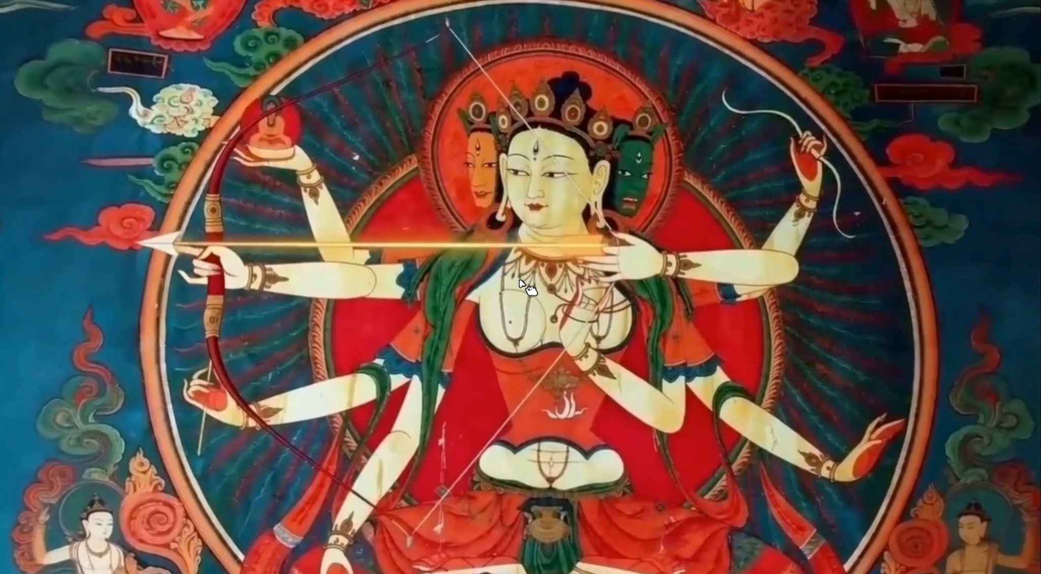 游戏内场景：第一人称凑近检视多臂神像壁画，画面中央为交互光标